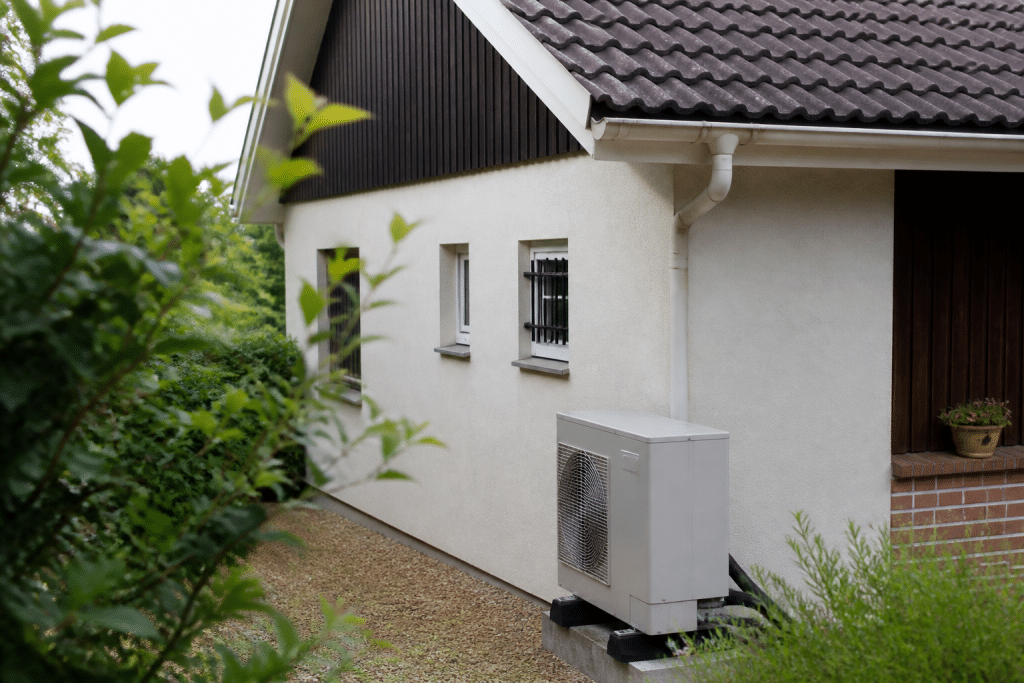 Maison avec isolation combles et pompe chaleur installees