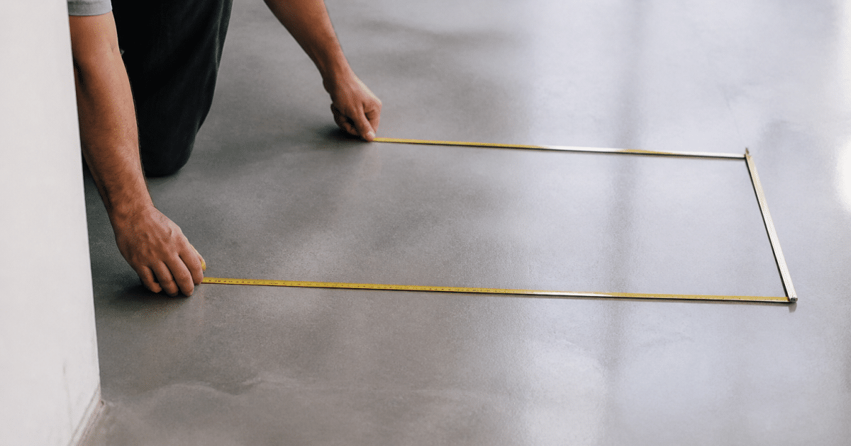 Surface de beton lisse gris avec zone mesuree au metre carre