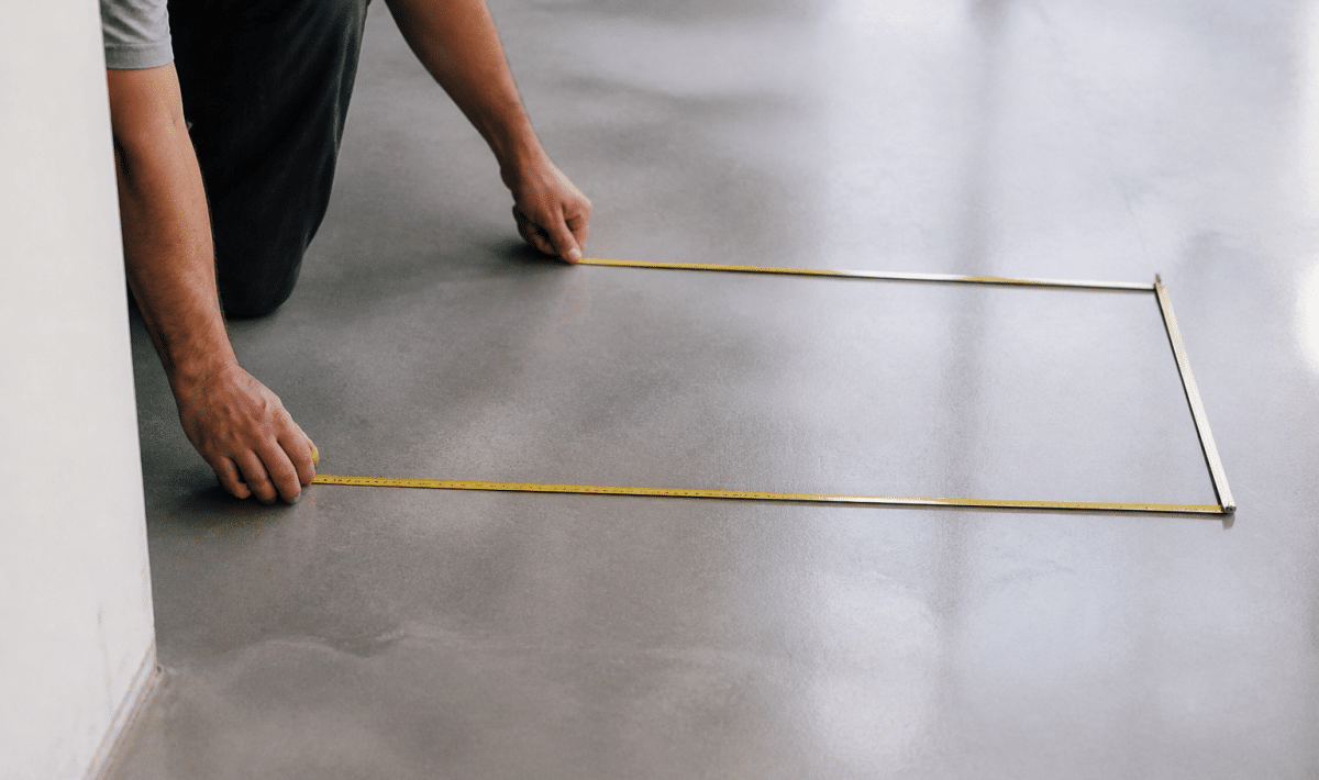 Surface de beton lisse gris avec zone mesuree au metre carre