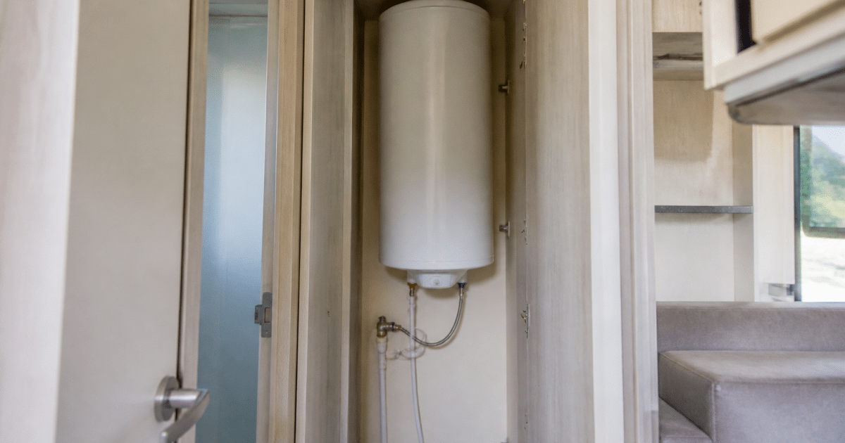 Chauffe-eau compact monté verticalement dans mobilhome moderne