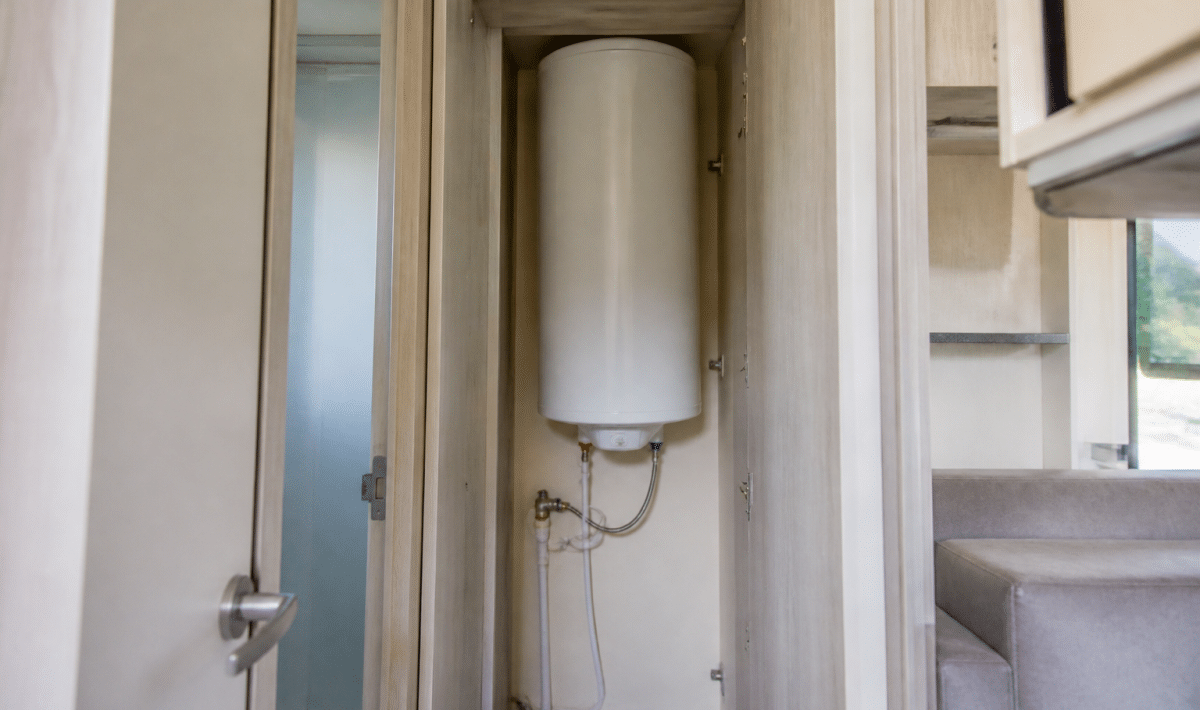 Chauffe-eau compact monté verticalement dans mobilhome moderne
