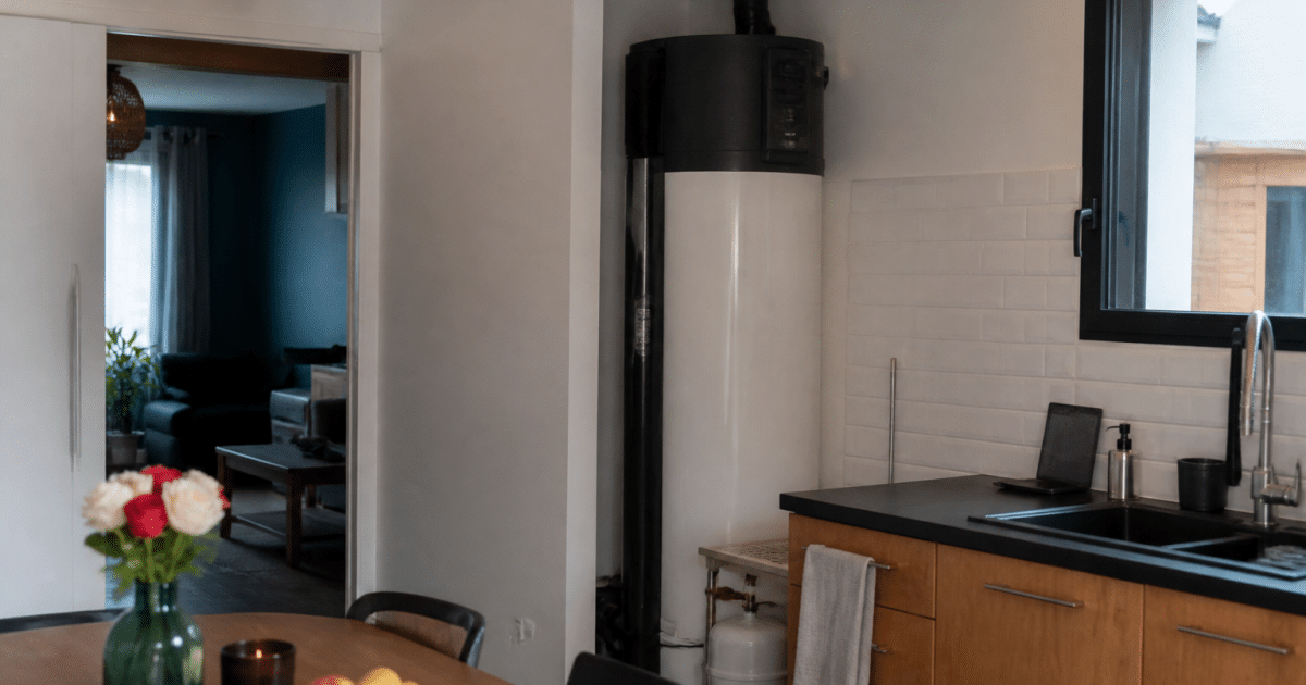 Chauffe-eau thermodynamique installé verticalement dans cuisine moderne