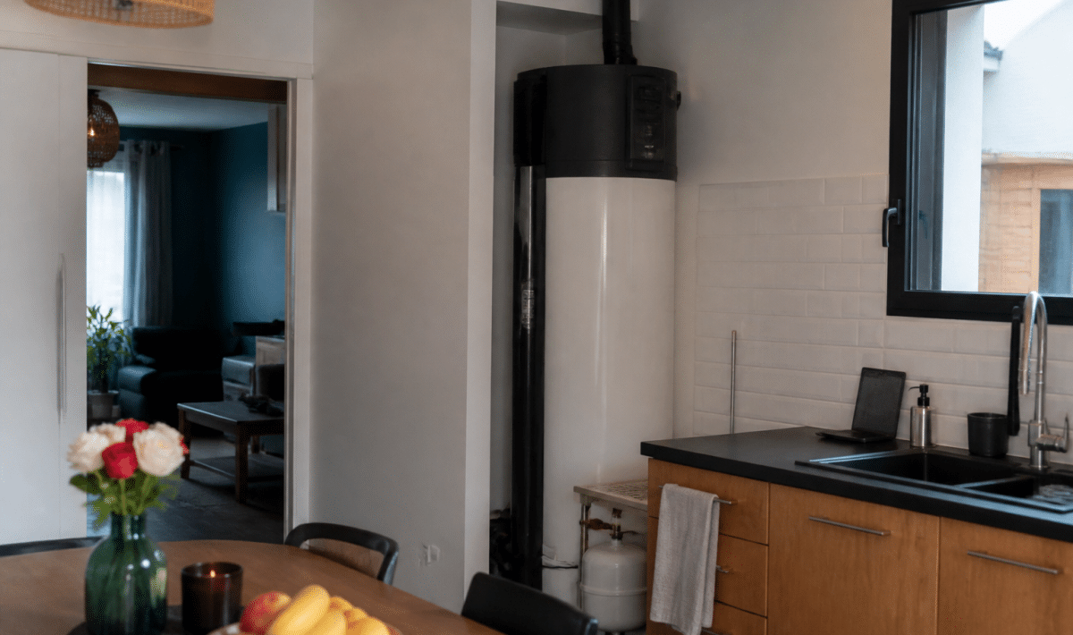 Chauffe-eau thermodynamique installé verticalement dans cuisine moderne