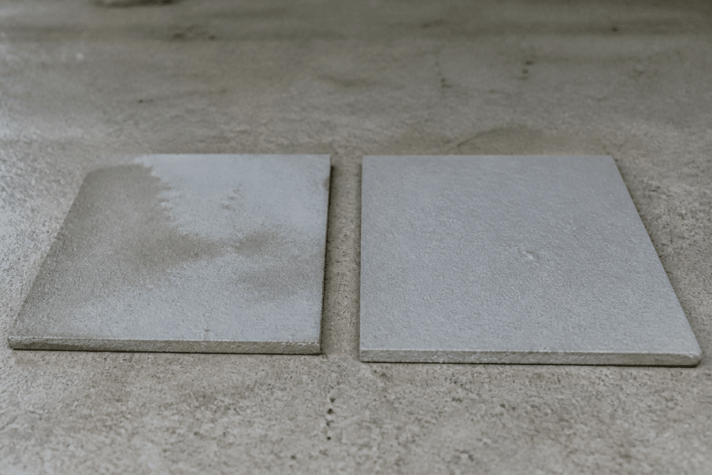 Deux échantillons sols gris clair comparaison séchage revêtement