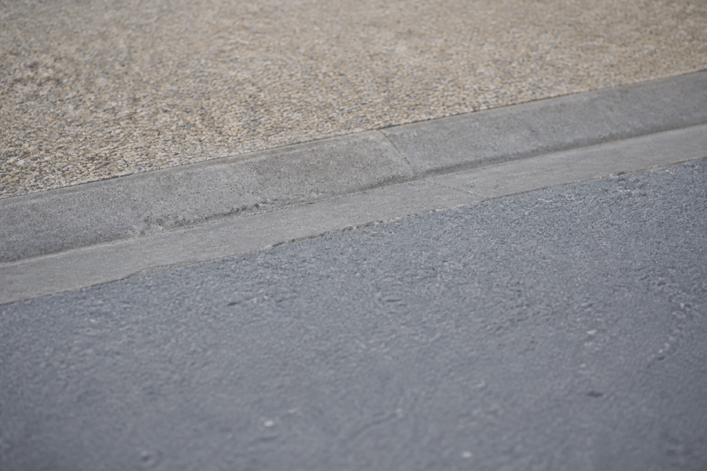 Trois surfaces de sol gris montrant beton enrobé et desactivé