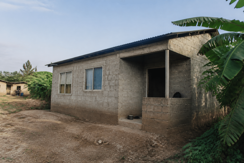 Maison construite sans autorisation officielle visible