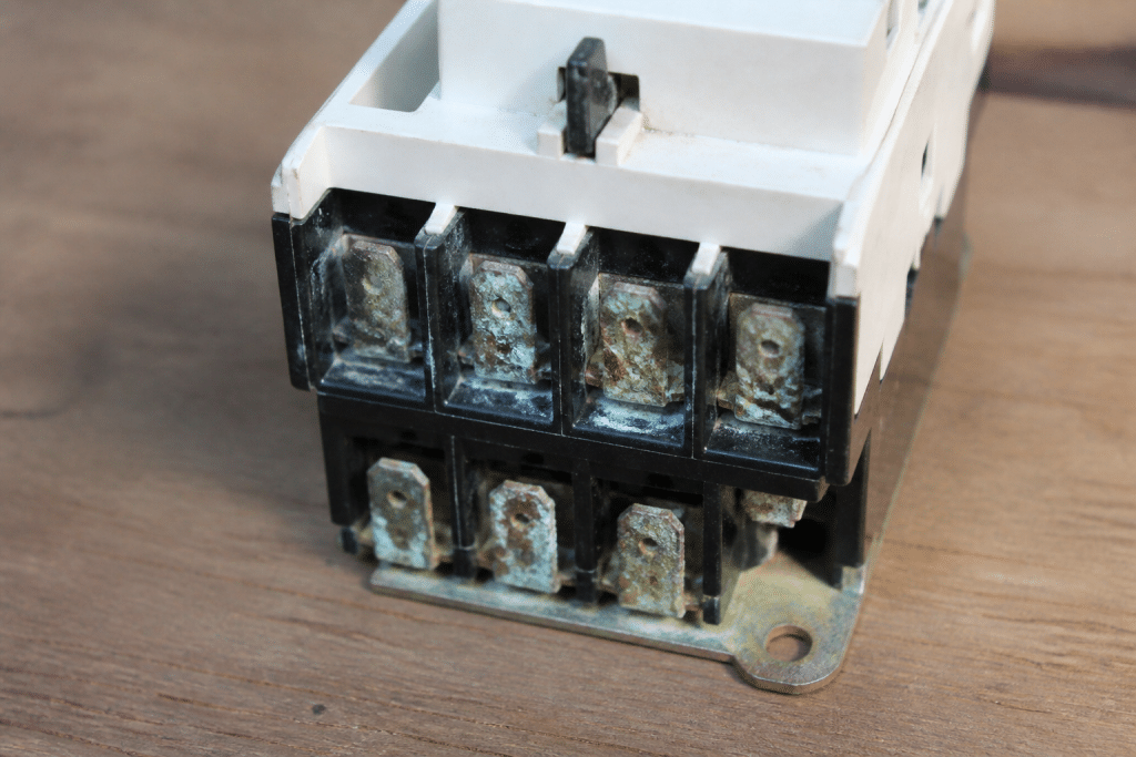 Vieux contacteur electrique Legrand avec bornes corrodees