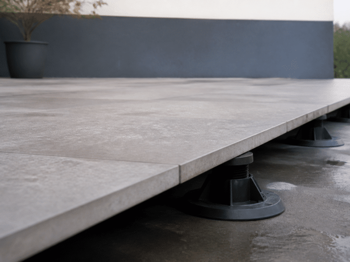 Comment fonctionne une terrasse en dalle sur plots et comment la poser