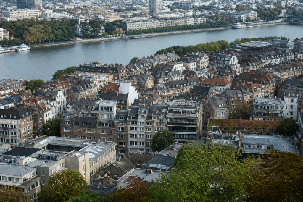 Vue aerienne ville compacte avec immeubles denses et riviere