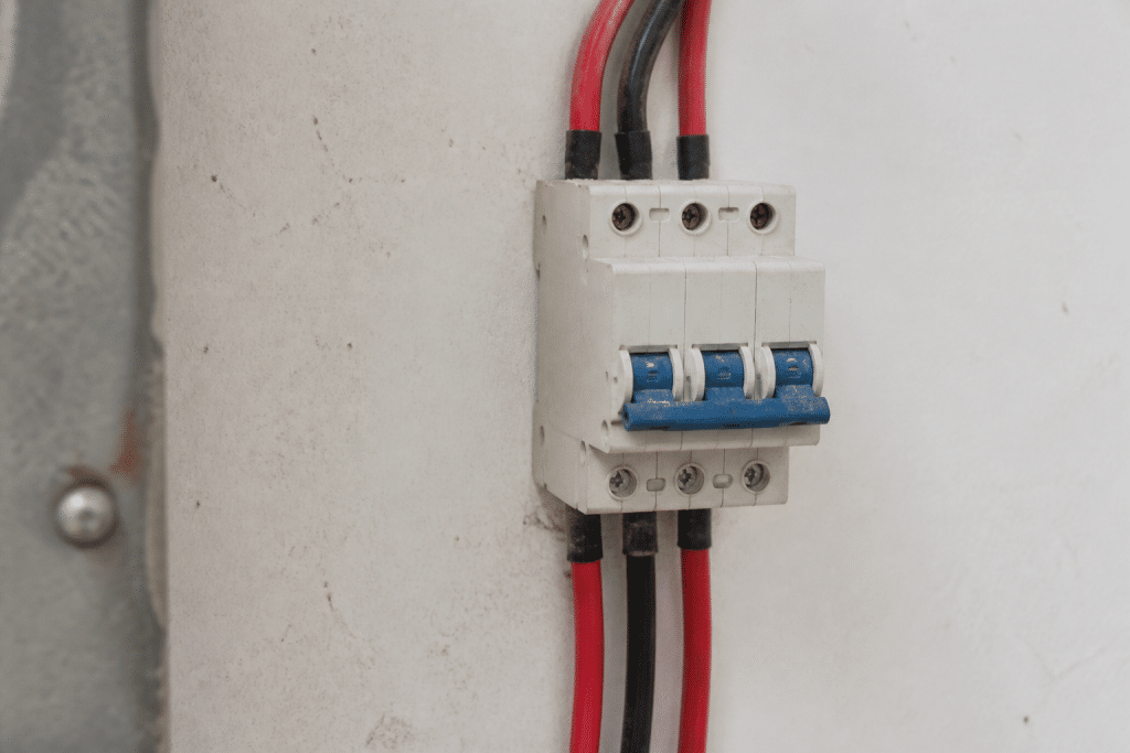 Disjoncteur électrique avec câbles cuivre rouges noirs