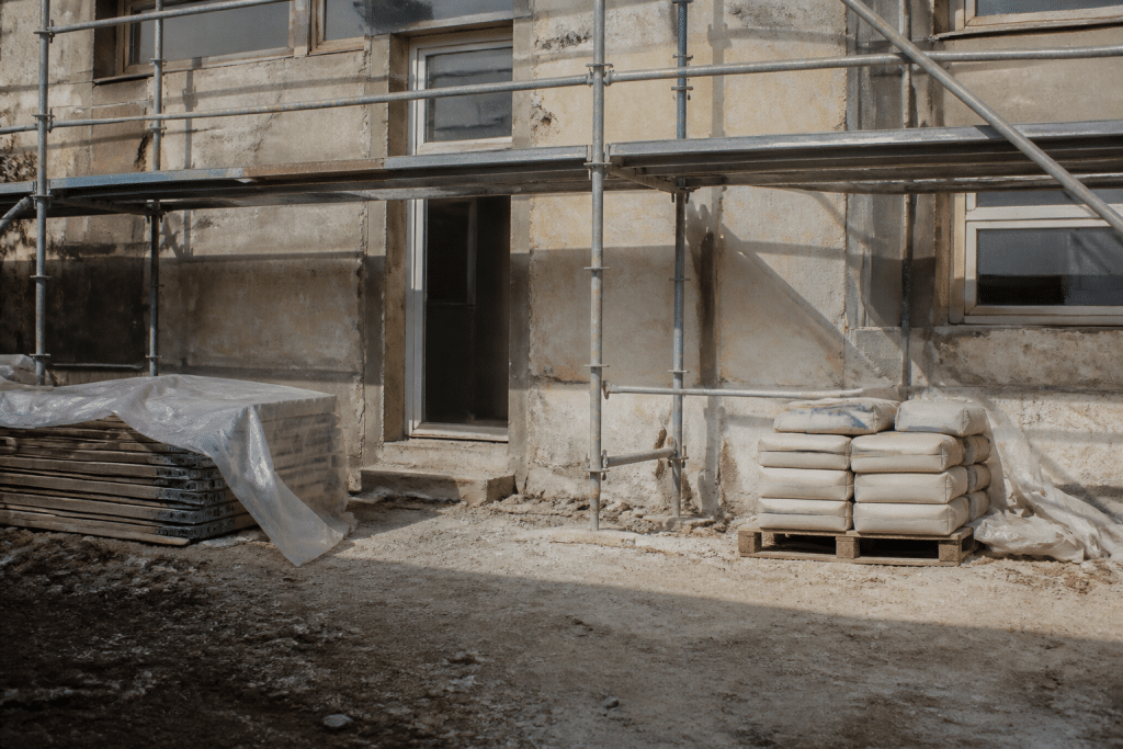 Facade avec echafaudage et materiaux de renovation facade