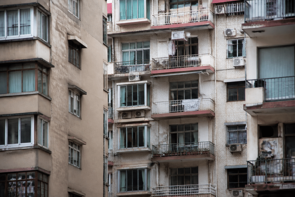 Immeubles collectifs densément construits dans quartier urbain résidentiel