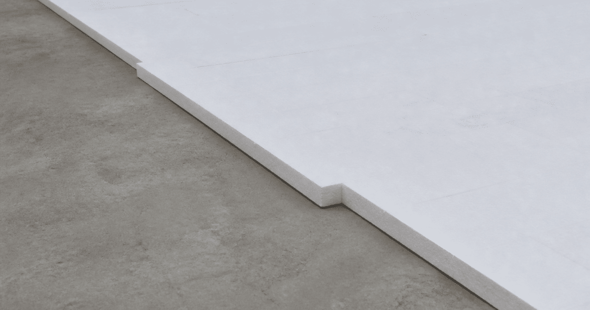 Couche isolante blanche posee sur dalle beton grise