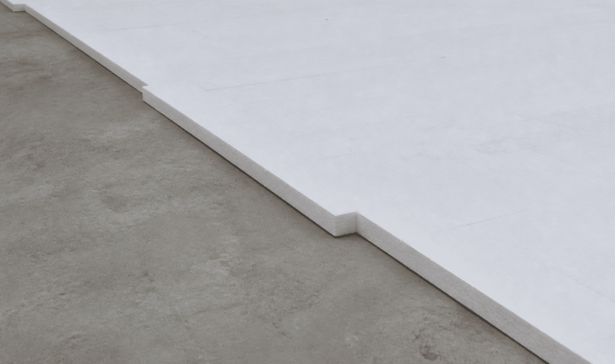 Couche isolante blanche posee sur dalle beton grise