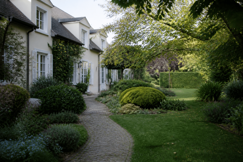 Maisons residentielles calmes avec jardins et arbres verts
