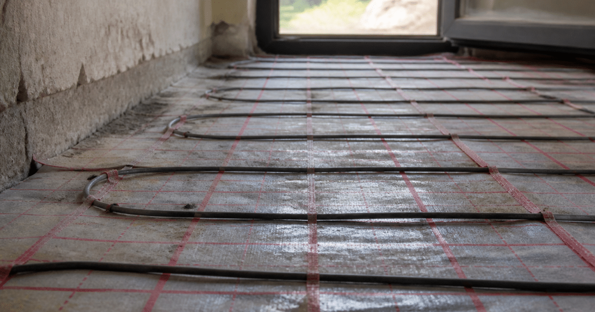 Cables electriques espaces regulierement sous plancher chauffant
