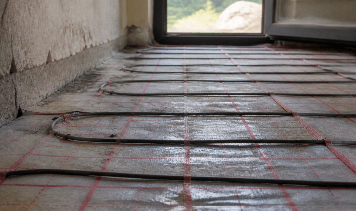 Cables electriques espaces regulierement sous plancher chauffant