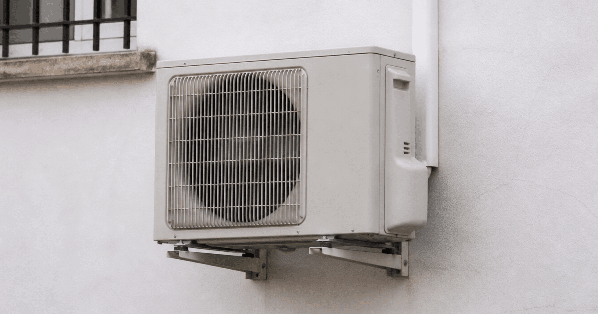 Unite exterieure climatisation fixee au mur blanc