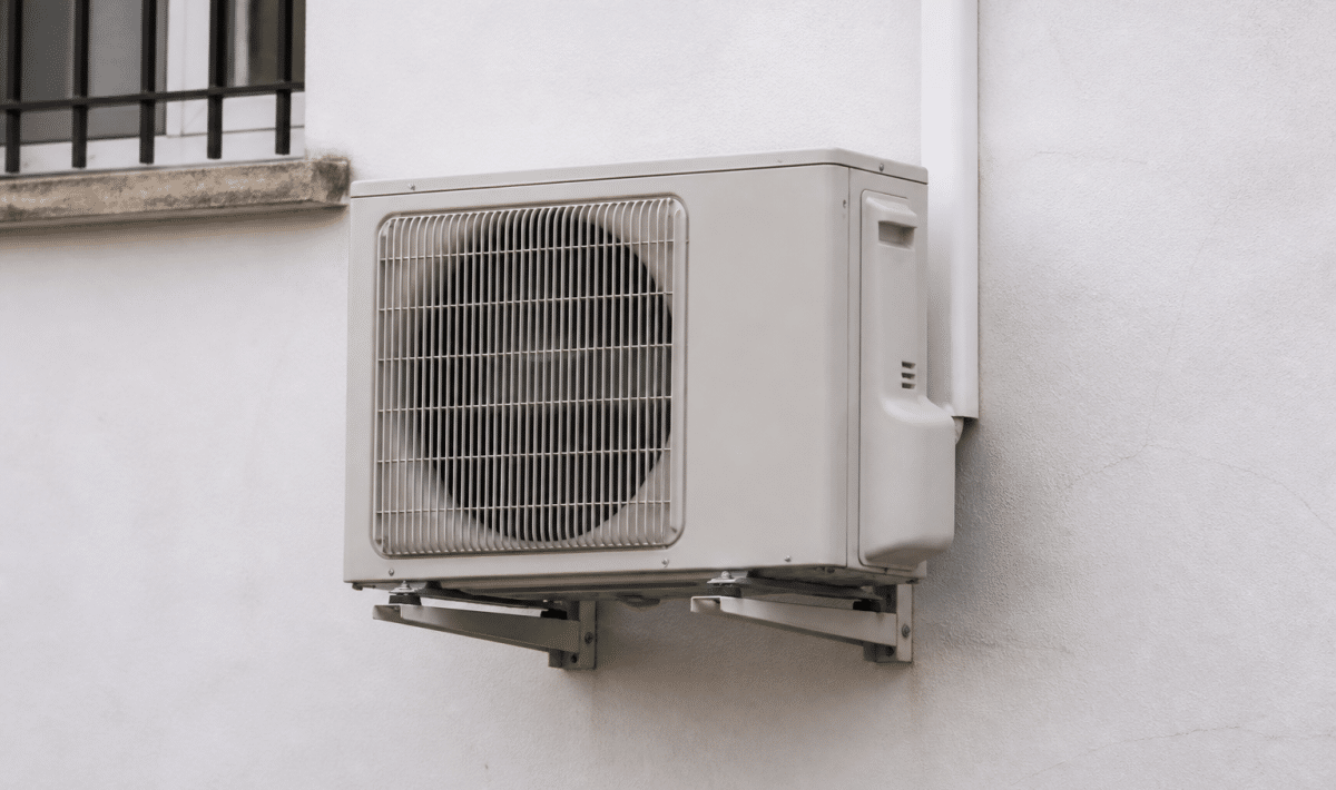 Unite exterieure climatisation fixee au mur blanc
