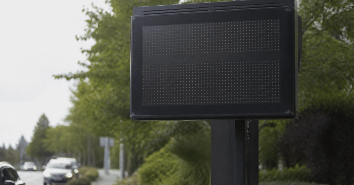 Panneau indicateur affichant population totale ville française