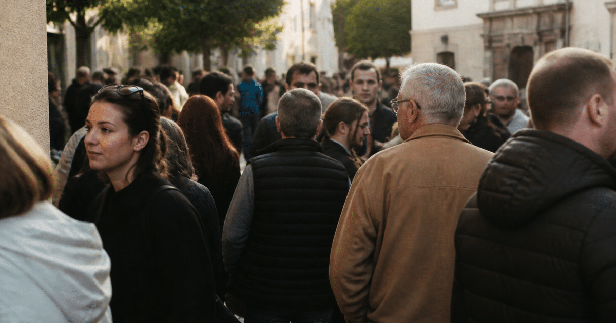 Foule de personnes debout dans rue montélimaroise animée
