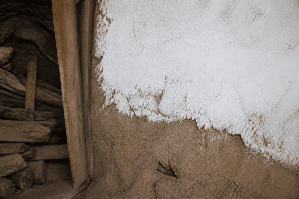 Poudre blanche appliquee sur mur terre crue ancien