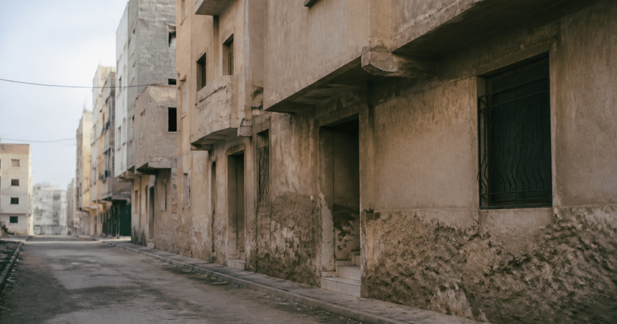rues desertes de quartier urbain avec immeubles degrades