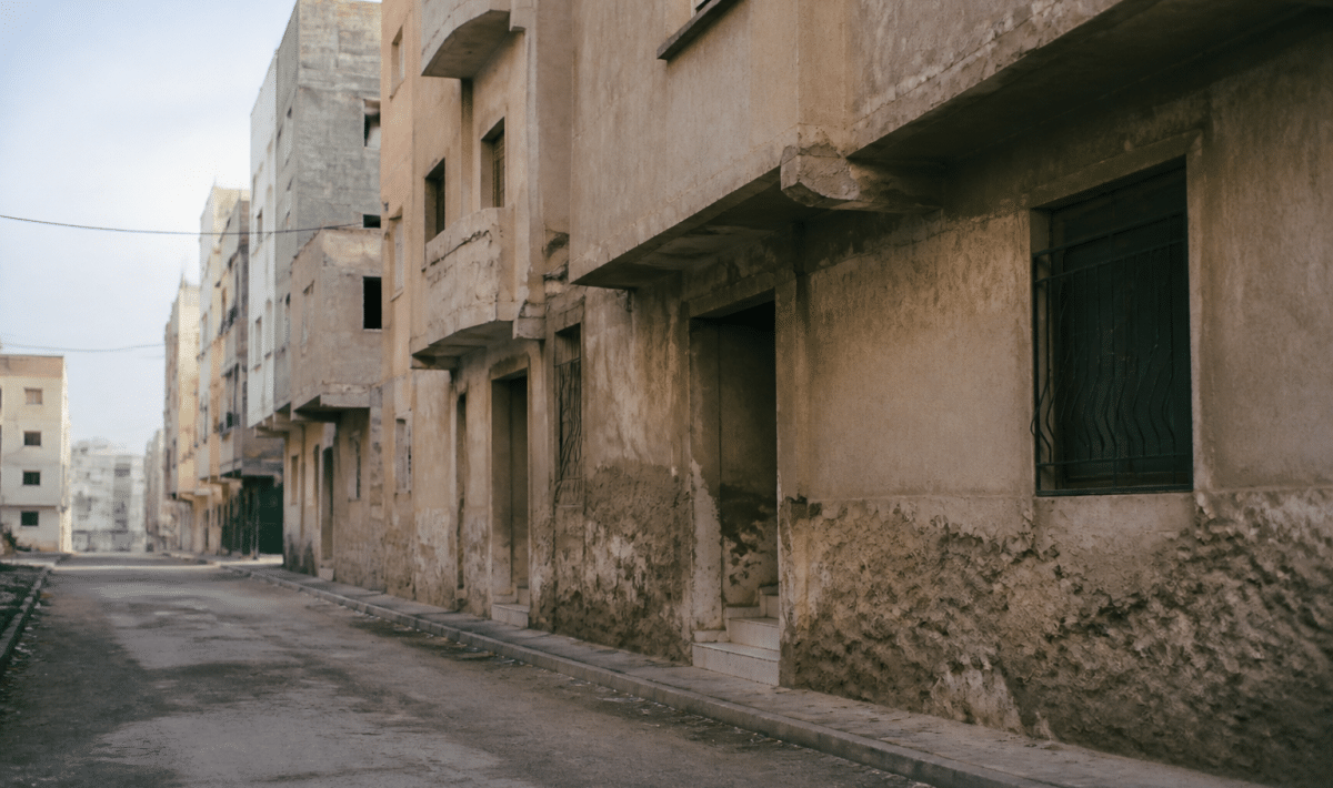rues desertes de quartier urbain avec immeubles degrades