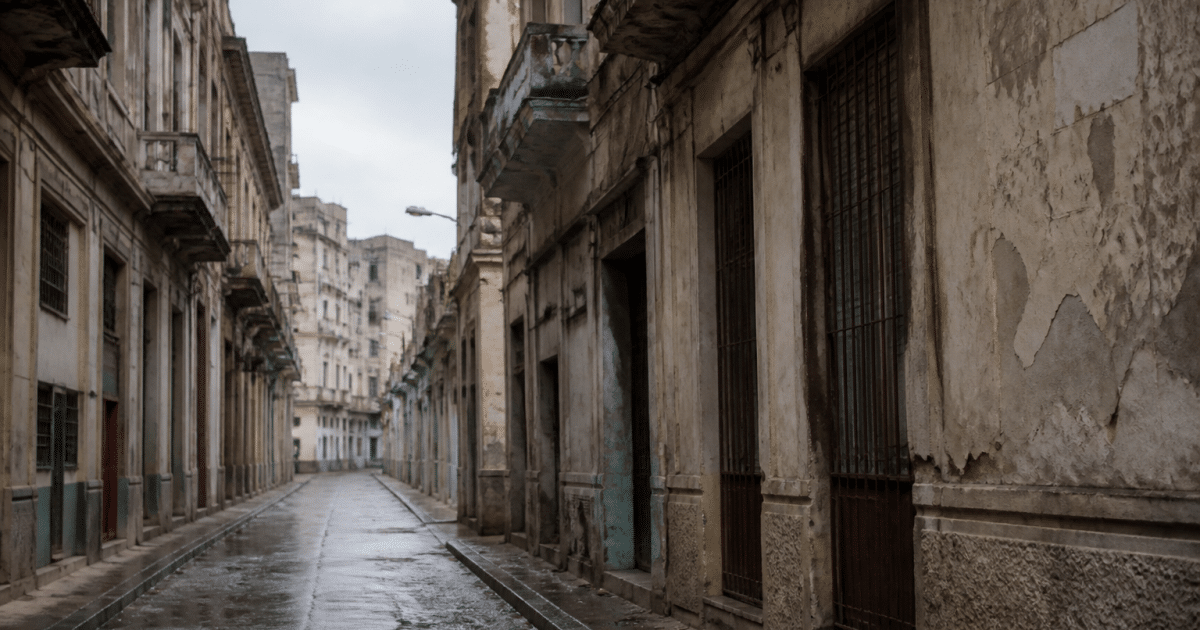Rue urbaine avec immeubles degrades et facades patinees par temps couvert