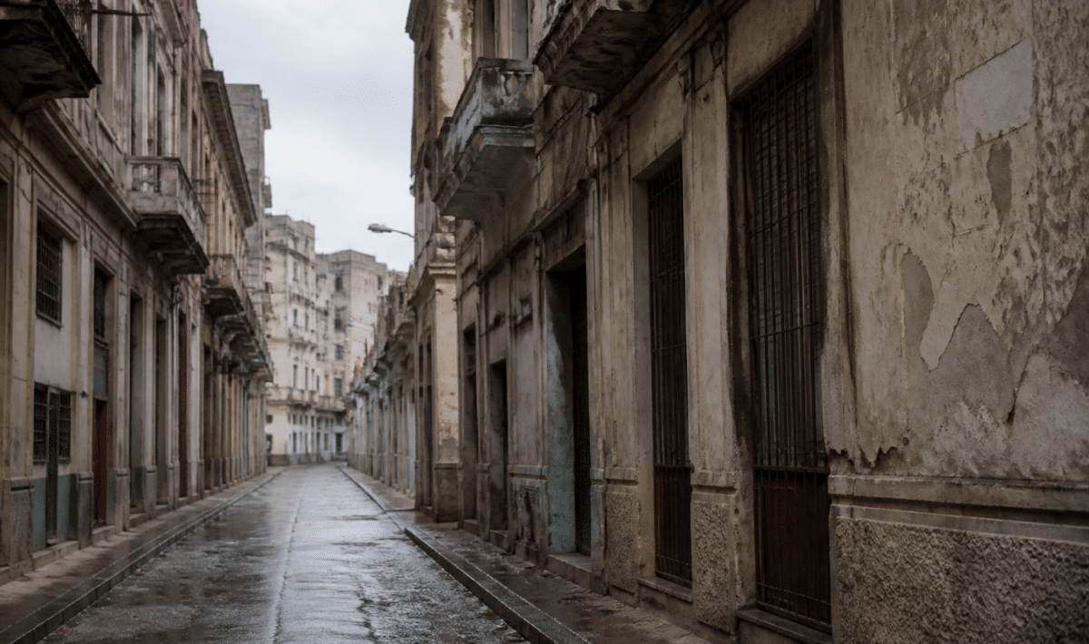Rue urbaine avec immeubles degrades et facades patinees par temps couvert