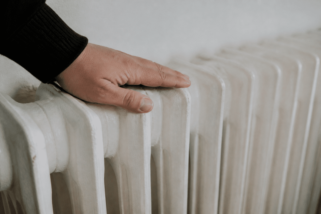 Main chaude en bas du radiateur, froide en haut