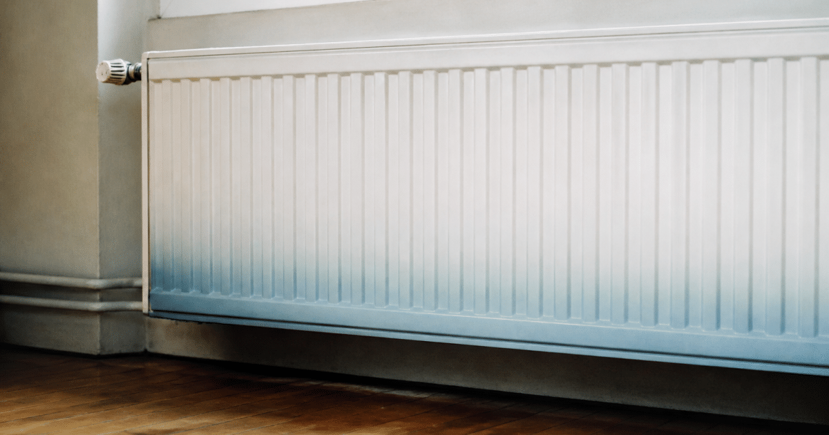 radiateur metalique avec zone froide visible partie inferieure