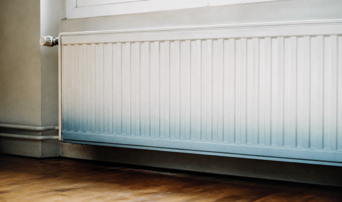 radiateur metalique avec zone froide visible partie inferieure