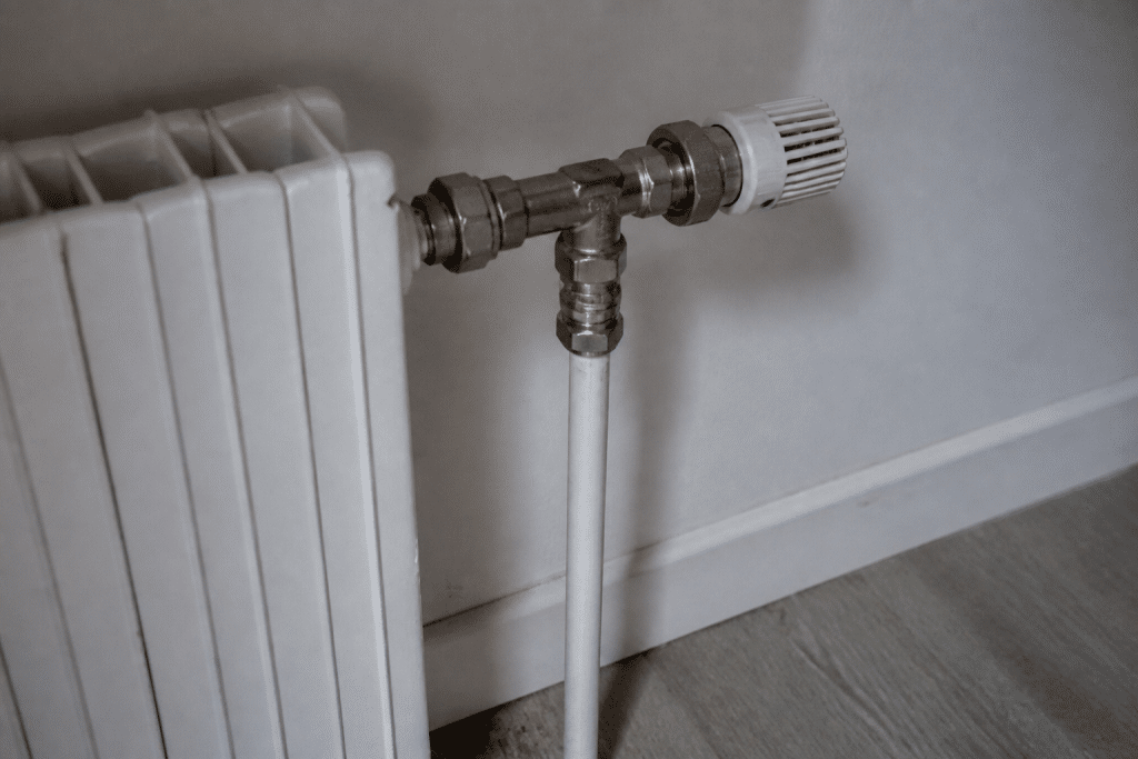 Radiateur métallique avec robinet thermostatique et té réglage visible