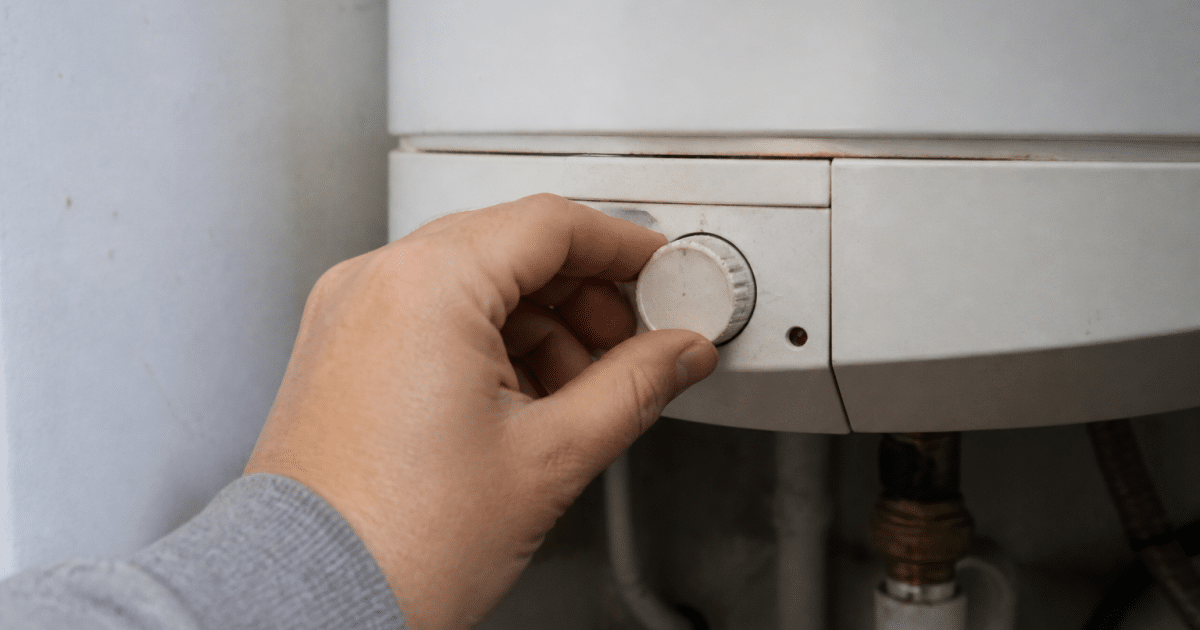 Main ajustant molette thermostat chauffe eau graduee