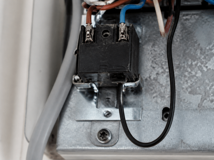 Vieux contacteur jour/nuit du chauffe-eau : comment le tester et savoir s&rsquo;il faut le remplacer