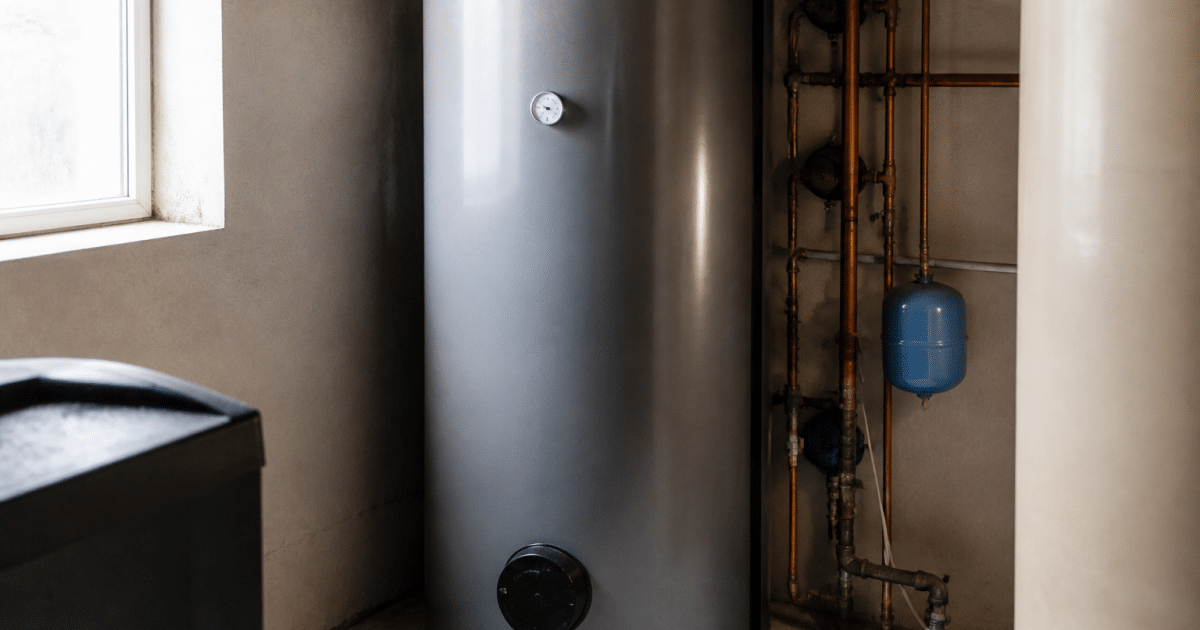 Grand reservoir metallique vertical stockant eau chaude domestique
