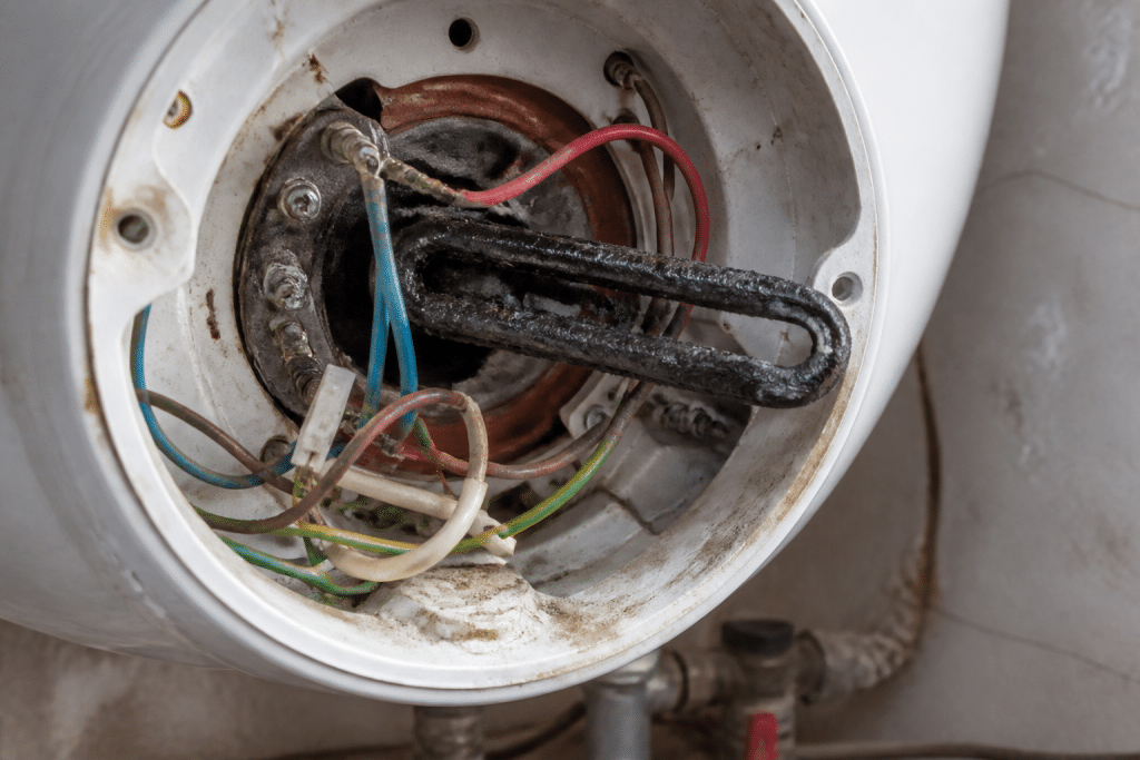 Intérieur ouvert chauffe-eau avec résistance noircie et fils électriques