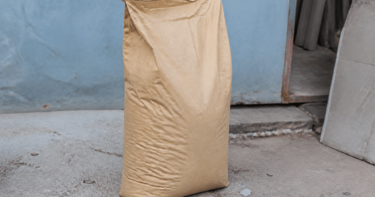 Sac de matériaux de construction posé verticalement sur sol