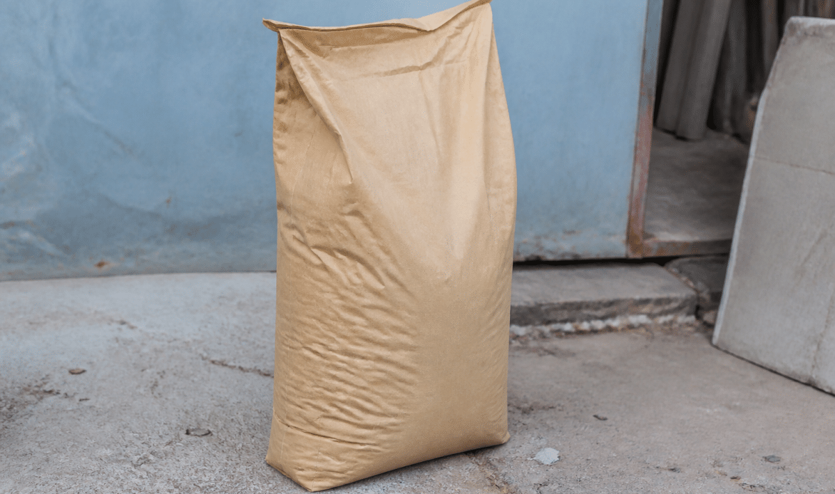 Sac de matériaux de construction posé verticalement sur sol