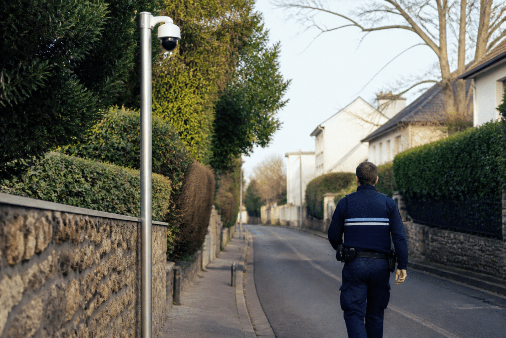 Rue calme avec camera surveillance et patrouille municipale