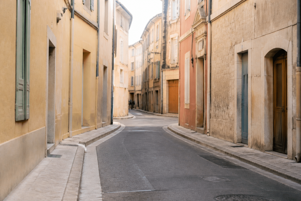 Rue calme de Salon-de-Provence avec facades colorees et peu de circulation