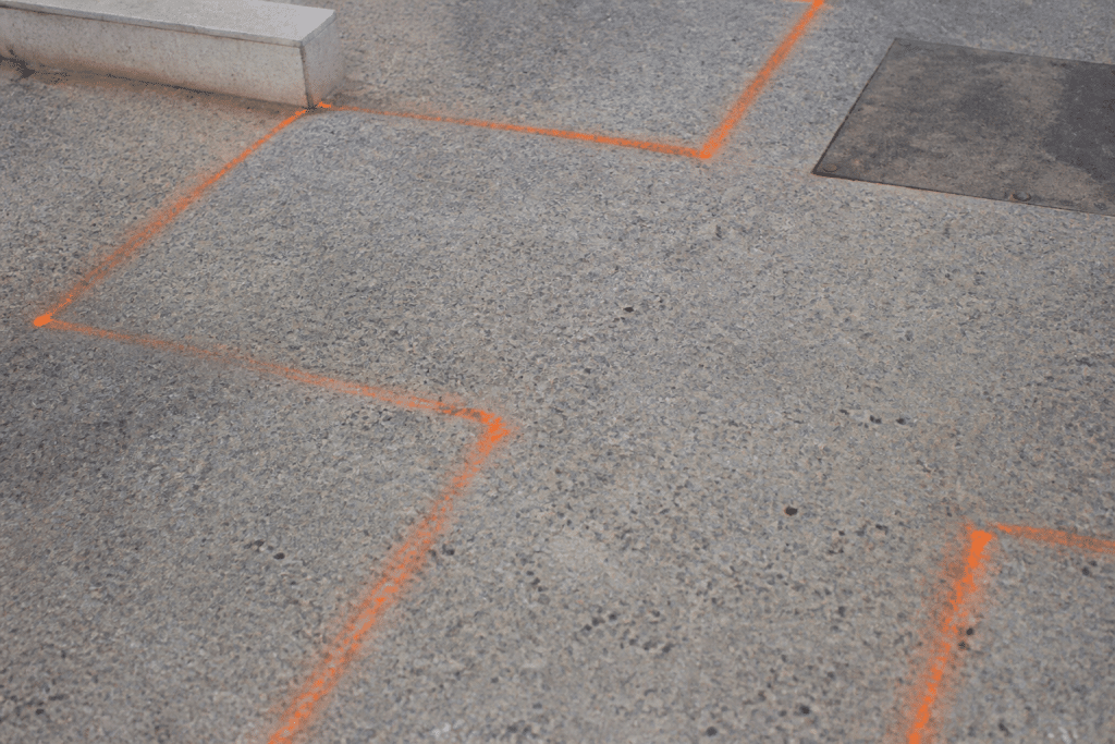 Surface béton désactivé grise avec marquages zones travail
