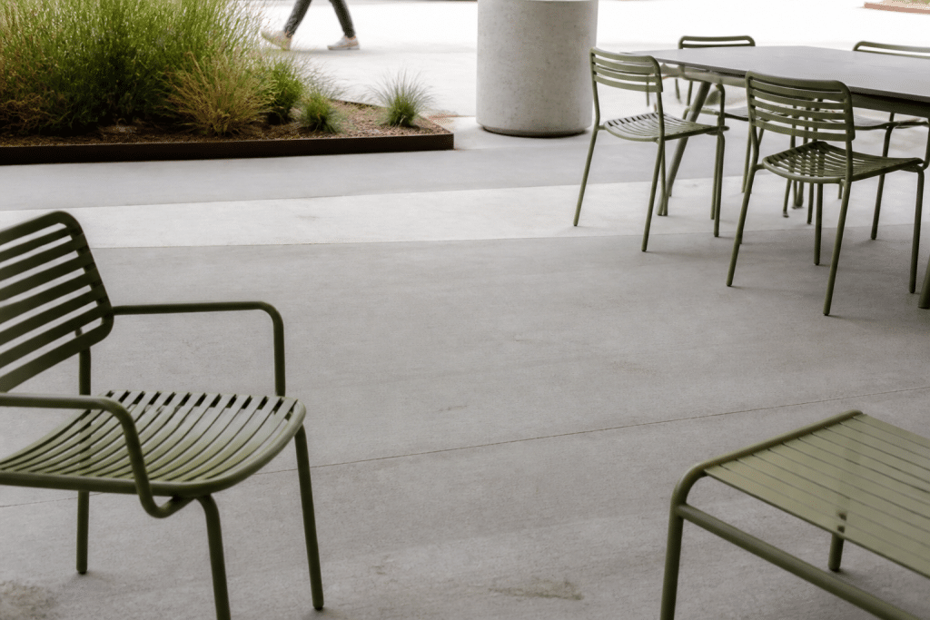 Terrasse beton grise avec mobilier et passages pietons clairs