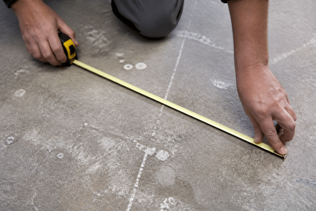 Mesure ruban sur surface beton grise marquee