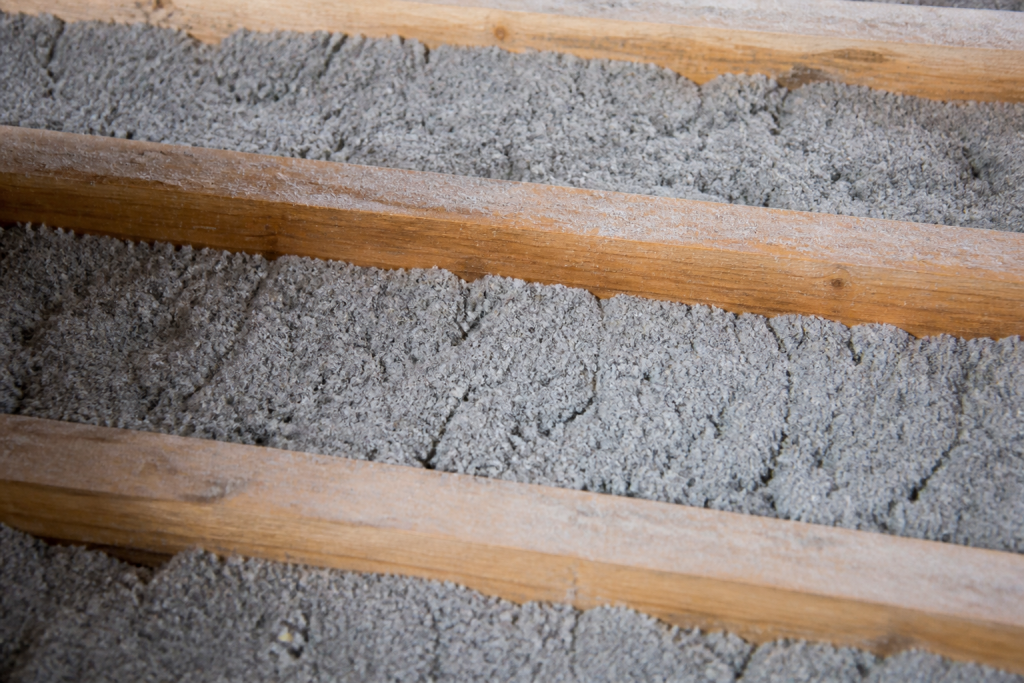 Fibres grises remplissant cavite entre solives bois