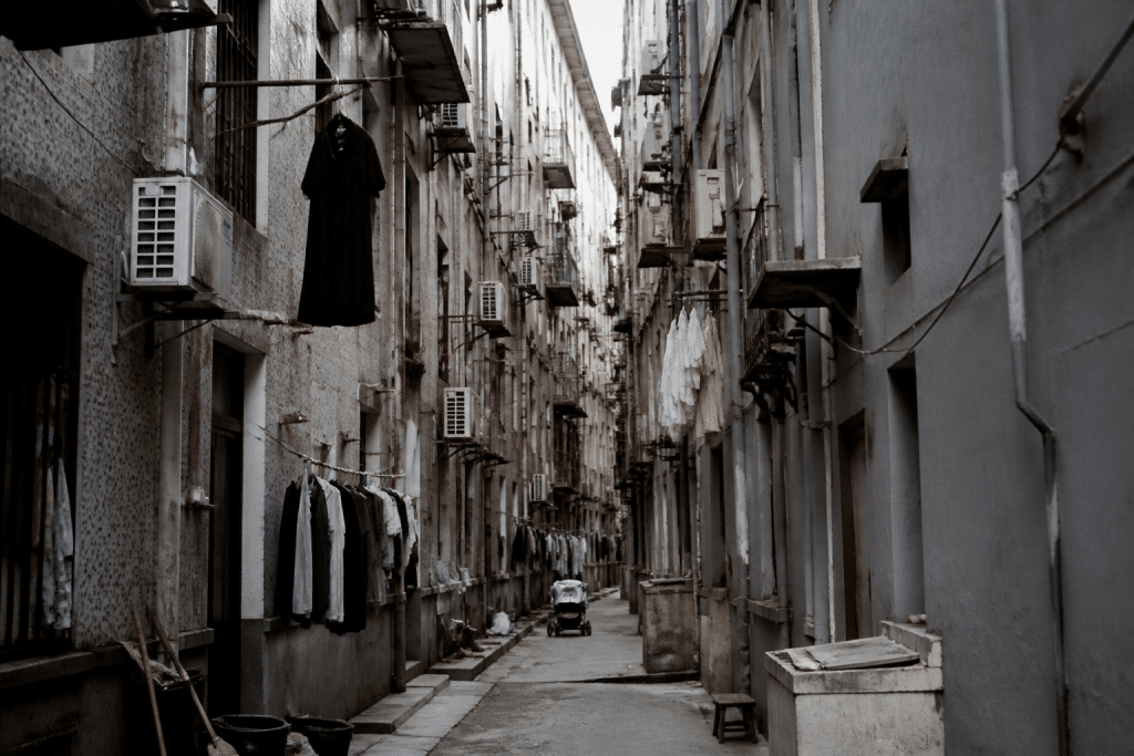 Immeubles collectifs denses avec rues étroites urbaines