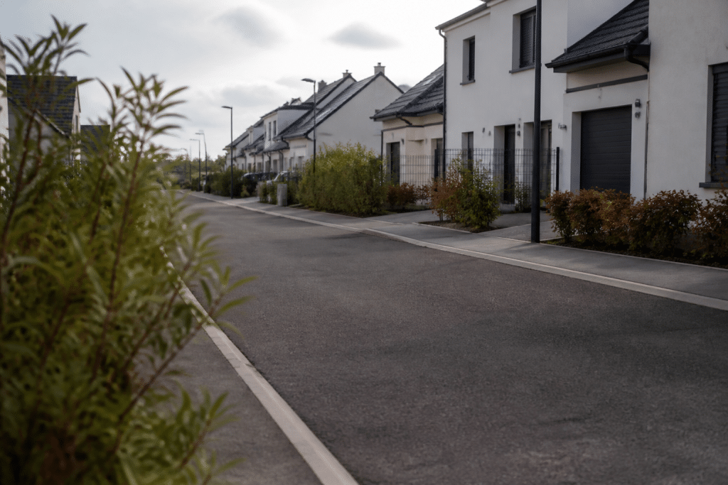Quartier résidentiel moderne avec maisons neuves et rues calmes