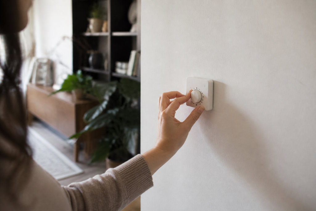 main ajuste thermostat mural blanc salon