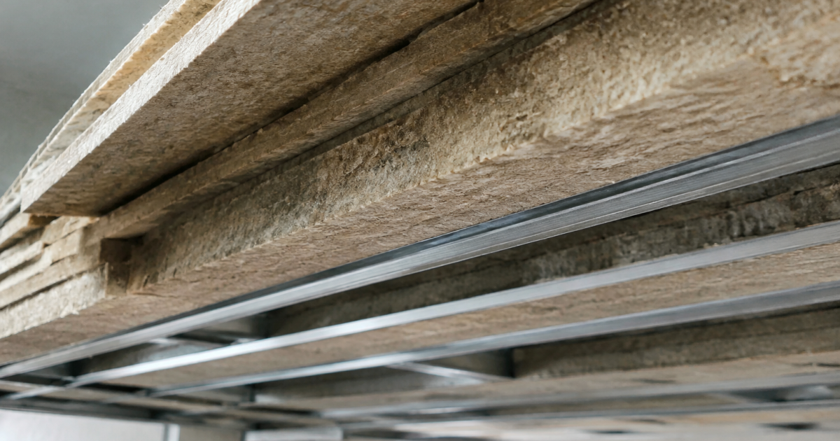 Couches materiaux phoniques empilees structure support horizontal